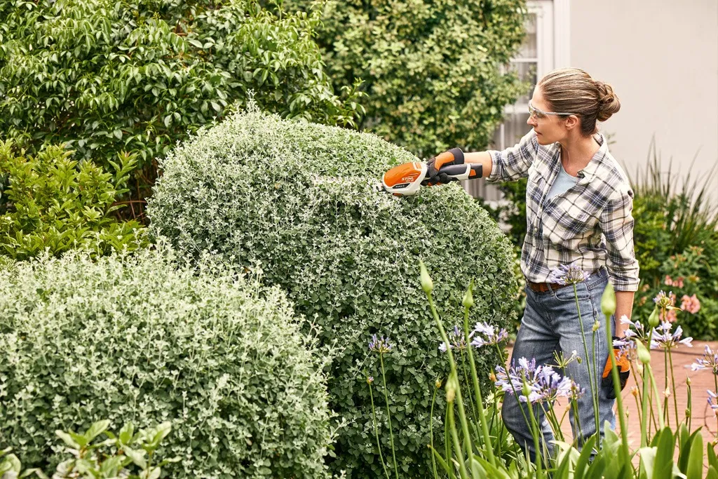 Taille-haie à batterie STIHL – HSA 26 (pack batterie AS 2 + chargeur AL 1+ cisaille à arbustes + cisaille à gazon + sac de transport) – Gamme AS – Image 8