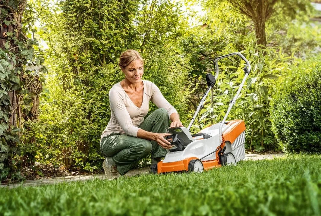 Tondeuse à batterie STIHL – RMA 235 (pack batterie AK 20 et chargeur AL 101) – Gamme AK – Image 2